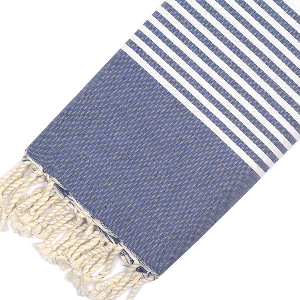 Telo mare FOUTA con linee bianche su tutta la lunghezza a tessitura classica: piatta e leggerissima. Colore blu scuro